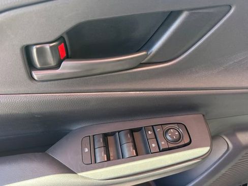 Used 2025 Toyota Prius Plug-In Hybrid image 11