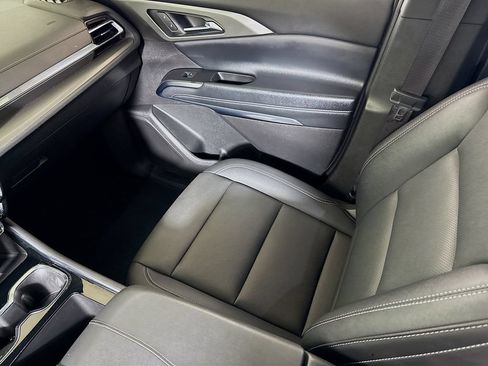 Used 2025 Chevrolet Traverse LT FWD image 21