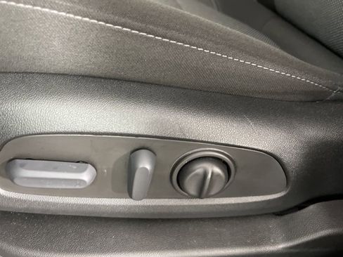 Used 2023 Chevrolet Traverse LT w/ Rear Camera Mirror Package image 5