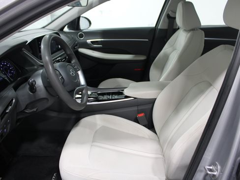 Used 2023 Hyundai Sonata SE FWD image 3