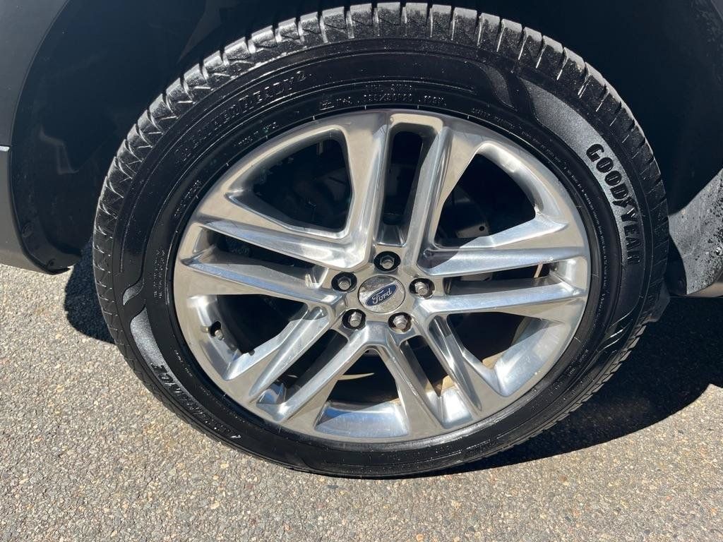 Used 2017 Ford Explorer XLT w/ Equipment Group 202A AWD/4WD image 8