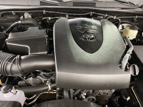 Used 2018 Toyota Tacoma SR5 AWD/4WD image 30
