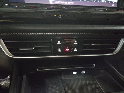 Used 2024 Volkswagen Atlas SE image 18