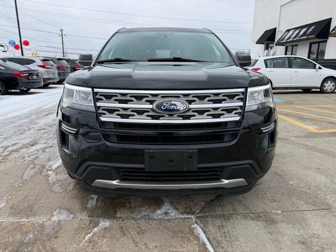 Used 2018 Ford Explorer XLT image 4