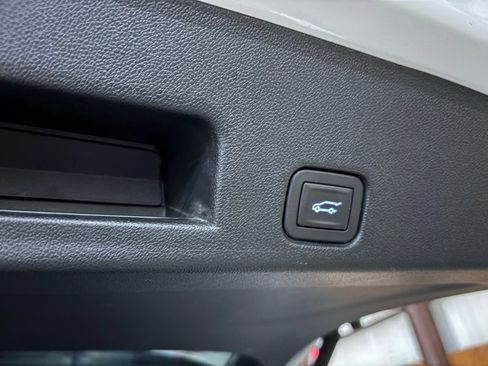 Used 2025 GMC Acadia Elevation image 17