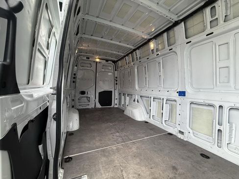 Used 2021 Mercedes-Benz Sprinter 2500 w/ Driver Convenience Package image 21