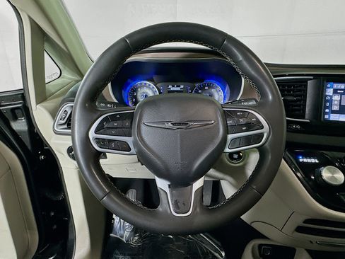 Used 2023 Chrysler Voyager LX image 14