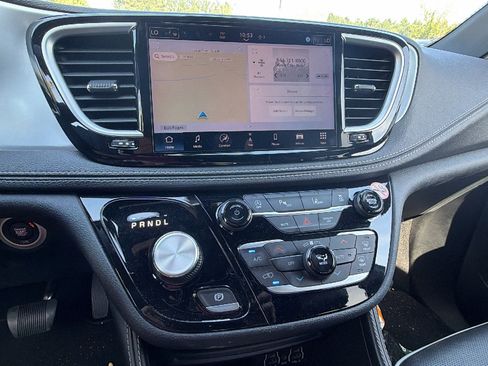 Used 2025 Chrysler Pacifica Limited FWD image 34