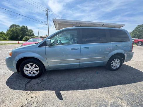 Used 2010 Chrysler Town & Country Touring w/ Family Value Group FWD image 3