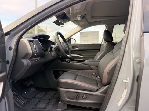 New 2025 Nissan Pathfinder Platinum image 6