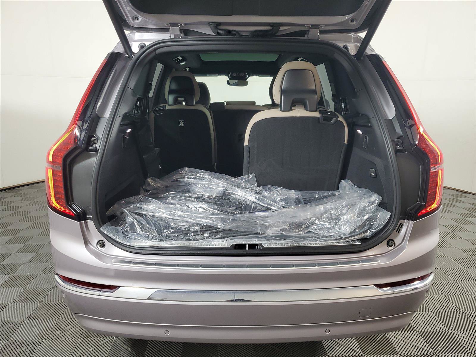 Certified 2026 Volvo XC90 B6 Plus w/ Protection Package Premier AWD/4WD image 9