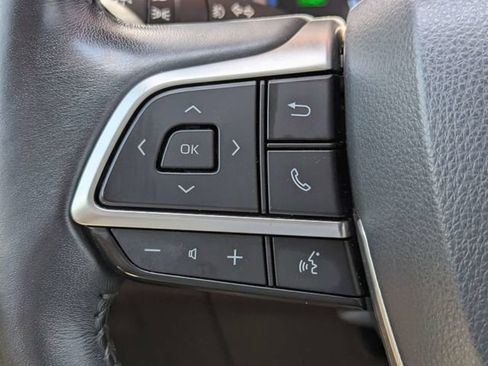 Used 2022 Toyota Highlander XLE AWD/4WD image 25