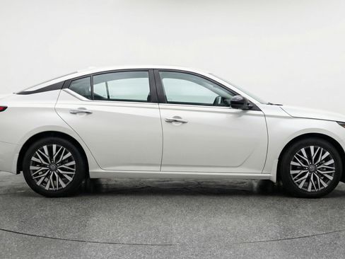 Used 2025 Nissan Altima 2.5 SV image 11