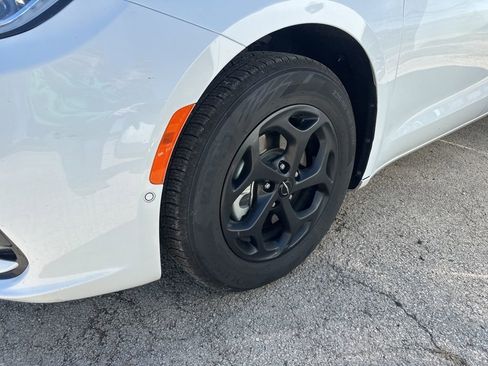 Used 2024 Chrysler Pacifica Select image 16