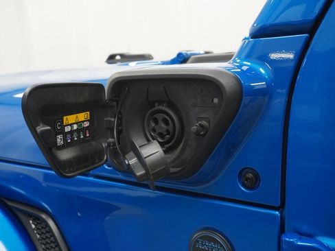 Used 2023 Jeep Wrangler Unlimited Sahara AWD/4WD image 16