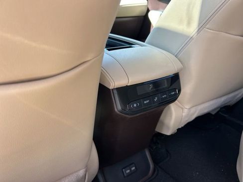 Used 2022 Toyota Highlander XLE FWD image 12