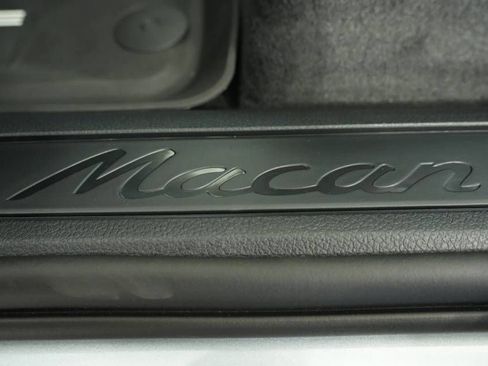 Certified 2025 Porsche Macan AWD/4WD image 32