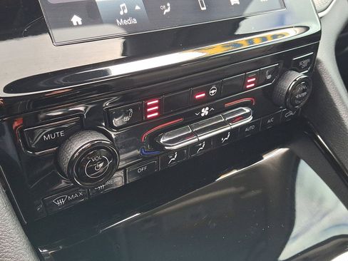 Certified 2023 Jeep Grand Cherokee Laredo w/ Luxury Tech Group I image 29