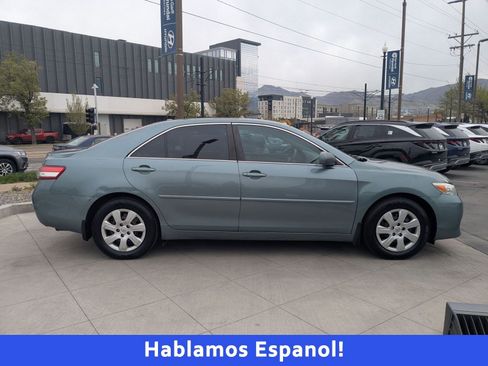 Used 2010 Toyota Camry SE image 2