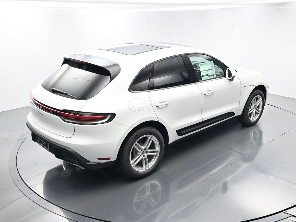 Certified 2025 Porsche Macan AWD/4WD image 37