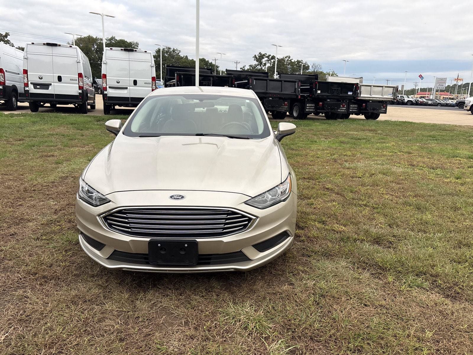 Used 2018 Ford Fusion SE FWD image 2