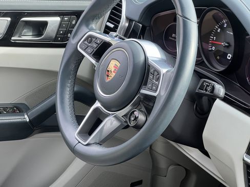 Certified 2023 Porsche Cayenne Platinum Edition image 33