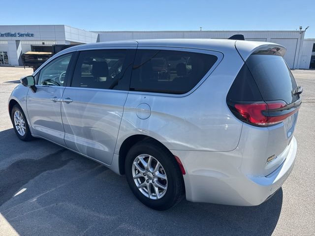 Used 2023 Chrysler Pacifica Touring-L FWD image 9