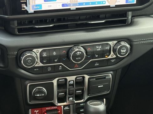 New 2026 Jeep Gladiator Mojave w/ Steel Bumper Group AWD/4WD image 13