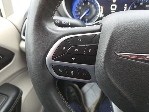 Used 2022 Chrysler Pacifica Touring-L image 51