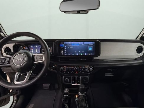 Used 2025 Jeep Wrangler Unlimited Sahara AWD/4WD image 10