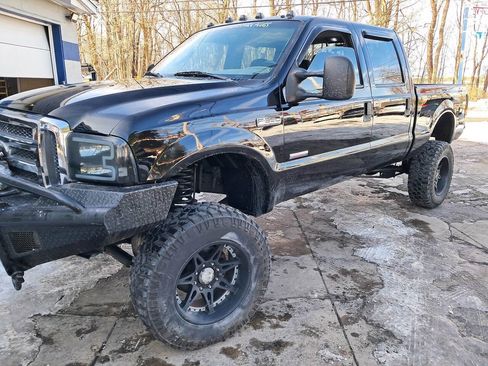 Used 2005 Ford F350 XLT image 2