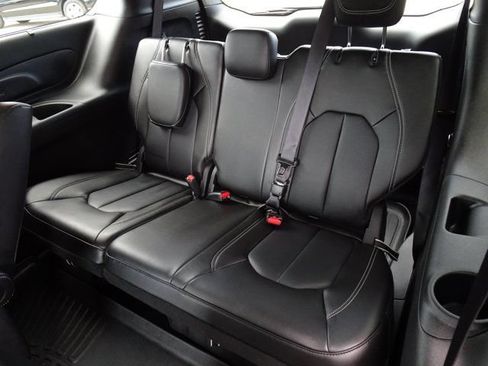 Used 2024 Chrysler Pacifica Limited w/ Uconnect Theater Family Group FWD image 17