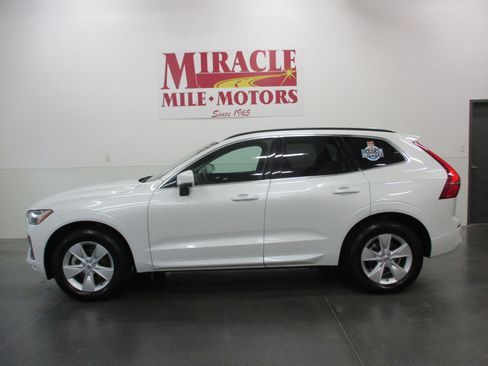 Used 2022 Volvo XC60 B5 Momentum image 2