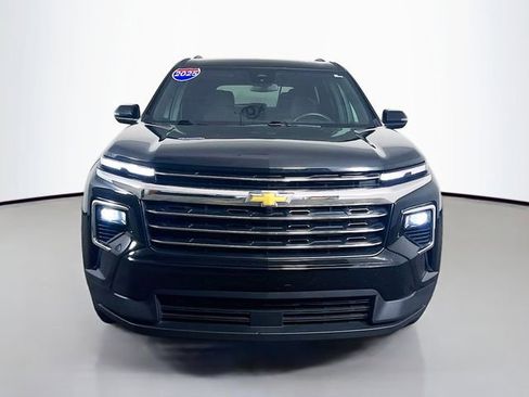 Used 2025 Chevrolet Traverse LT FWD image 2