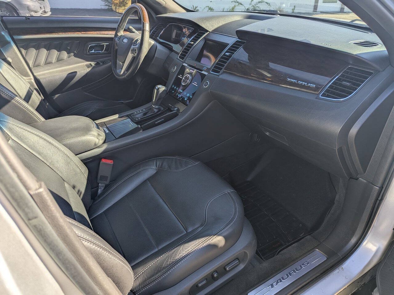 Used 2018 Ford Taurus Limited AWD/4WD image 10
