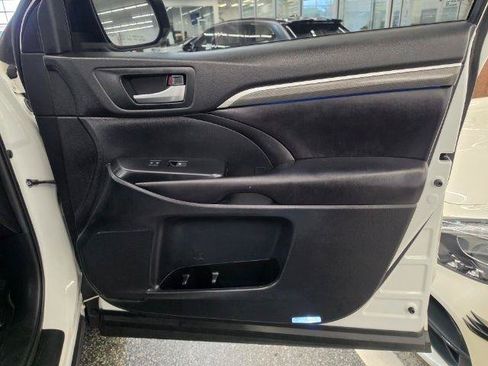 Used 2019 Toyota Highlander SE AWD/4WD image 35