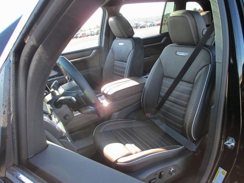 New 2026 GMC Acadia Denali Ultimate w/ LPO, Floor Liner Package AWD/4WD image 10