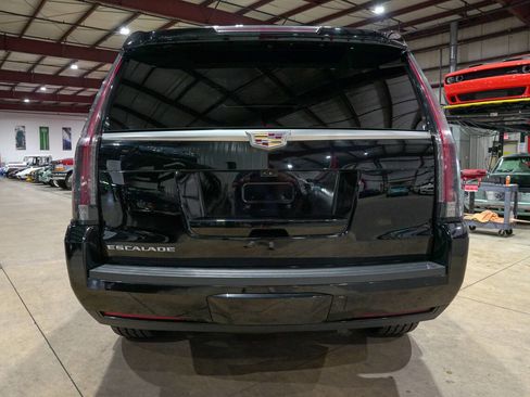 Used 2017 Cadillac Escalade Luxury AWD/4WD image 7
