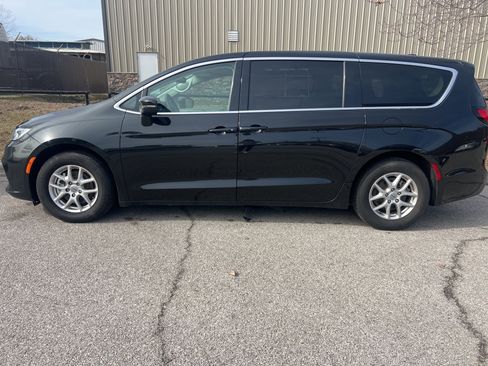 Used 2023 Chrysler Pacifica Touring-L image 9