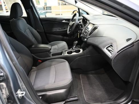 Used 2018 Chevrolet Cruze LT FWD image 10