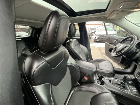 Used 2019 Jeep Cherokee Latitude Plus w/ Comfort/Convenience Group image 34