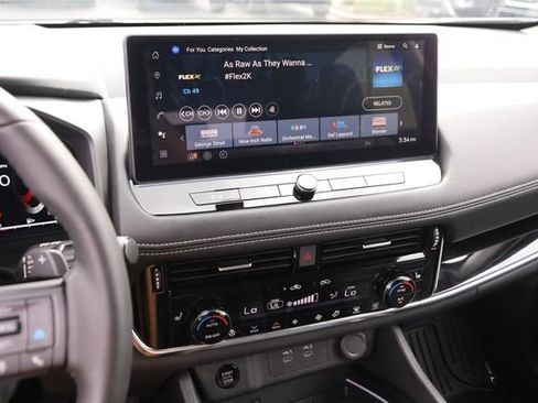 Certified 2025 Nissan Rogue SL w/ Tech Package AWD/4WD image 17
