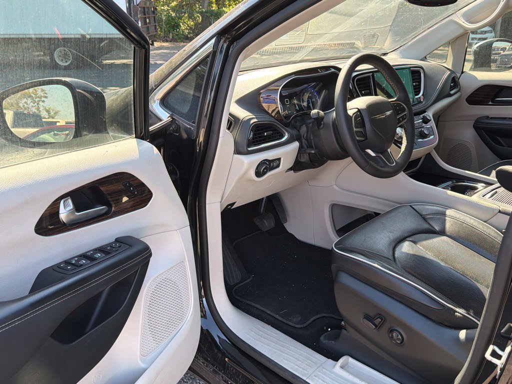 Used 2023 Chrysler Pacifica Limited FWD image 11