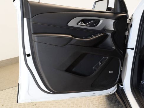 Used 2021 Chevrolet Traverse LT w/ LT Premium Package image 9