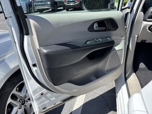 Used 2023 Chrysler Pacifica Touring-L FWD image 13