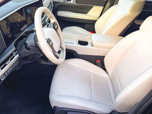 Certified 2025 Hyundai Santa Fe SE image 12