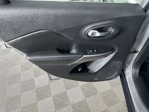 Certified 2019 Jeep Cherokee Latitude Plus w/ Cold Weather Group image 14