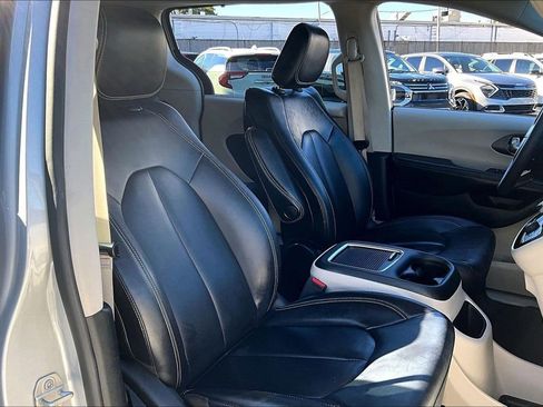 Used 2024 Chrysler Pacifica Touring-L image 28