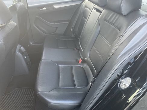Used 2017 Volkswagen Jetta SE image 16