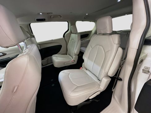 Used 2017 Chrysler Pacifica Touring-L image 29